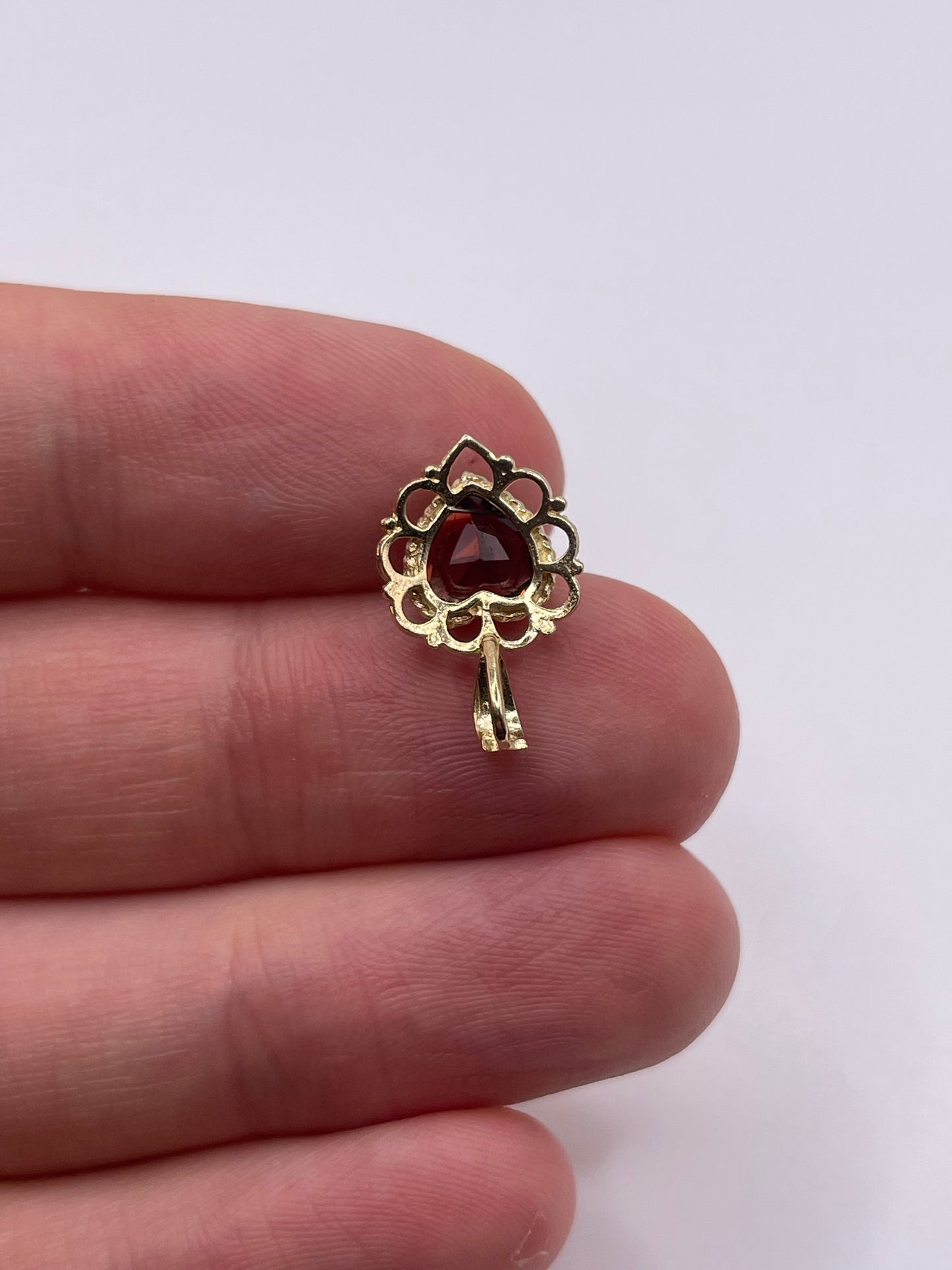 9ct gold garnet heart pendant