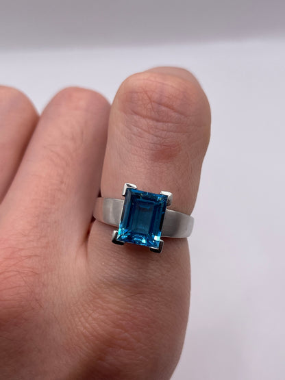 9ct white gold blue topaz ring