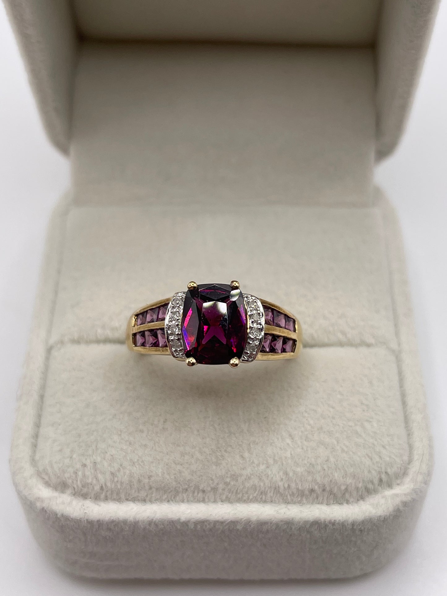 9ct gold garnet and diamond ring