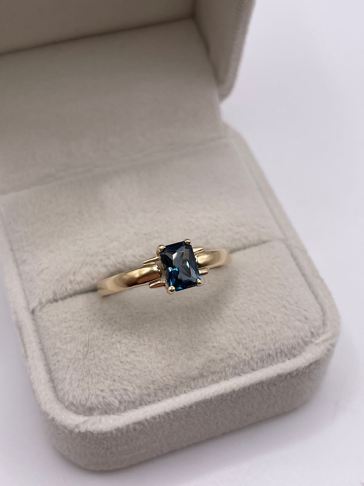9ct gold London blue topaz ring