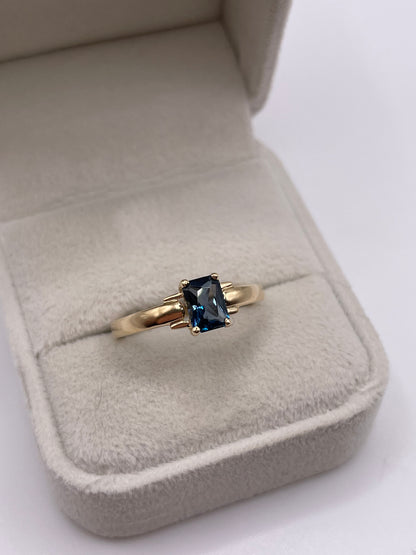 9ct gold London blue topaz ring