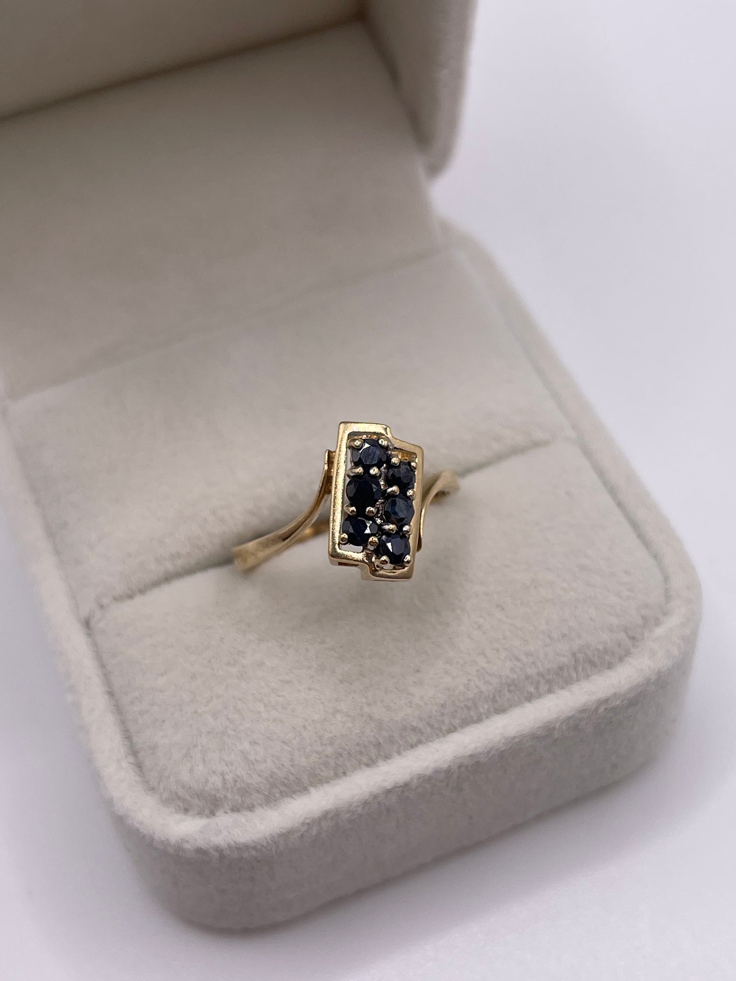 9ct gold sapphire ring