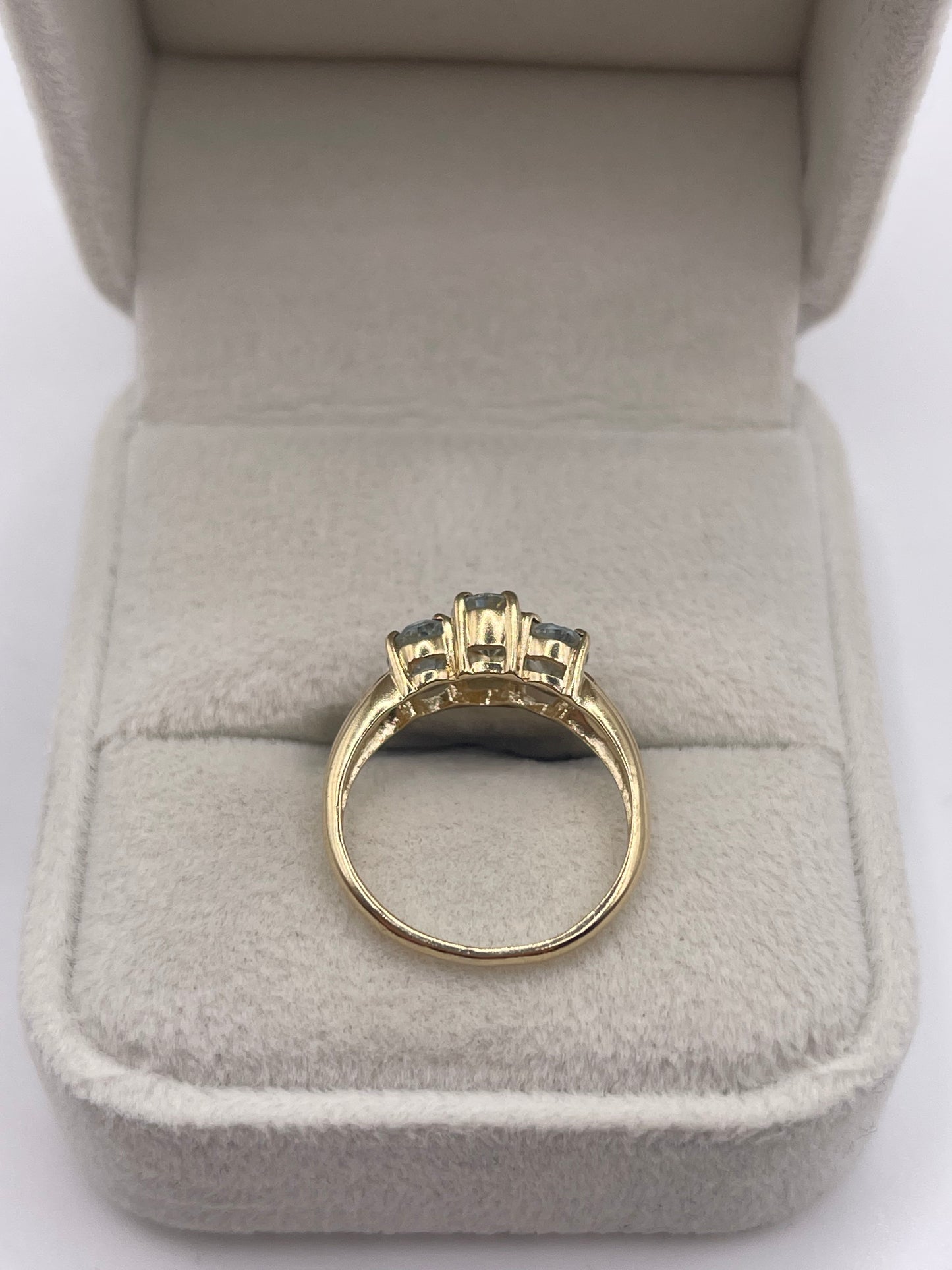 9ct gold aquamarine ring