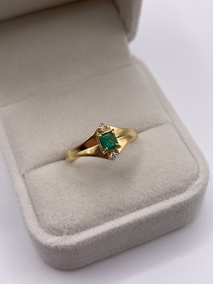 18ct gold emerald and zircon ring