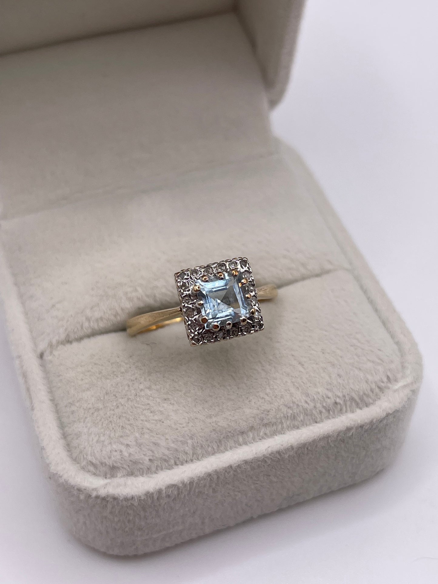 9ct gold aquamarine and diamond ring