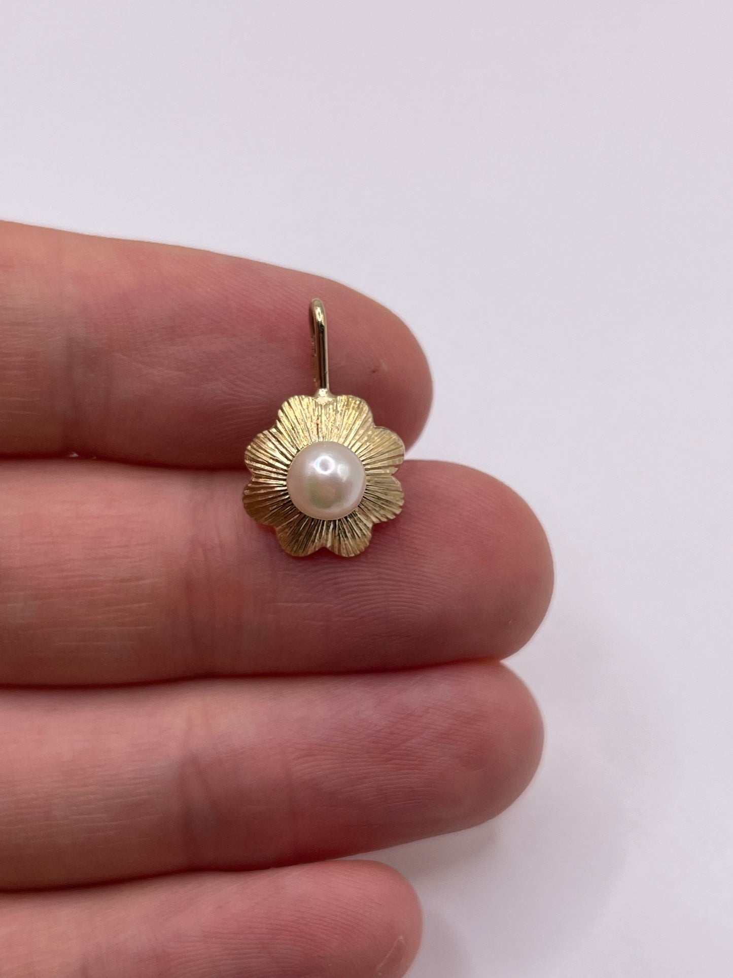 9ct gold pearl pendant