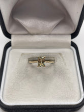 Load image into Gallery viewer, 9ct gold quartz ring
