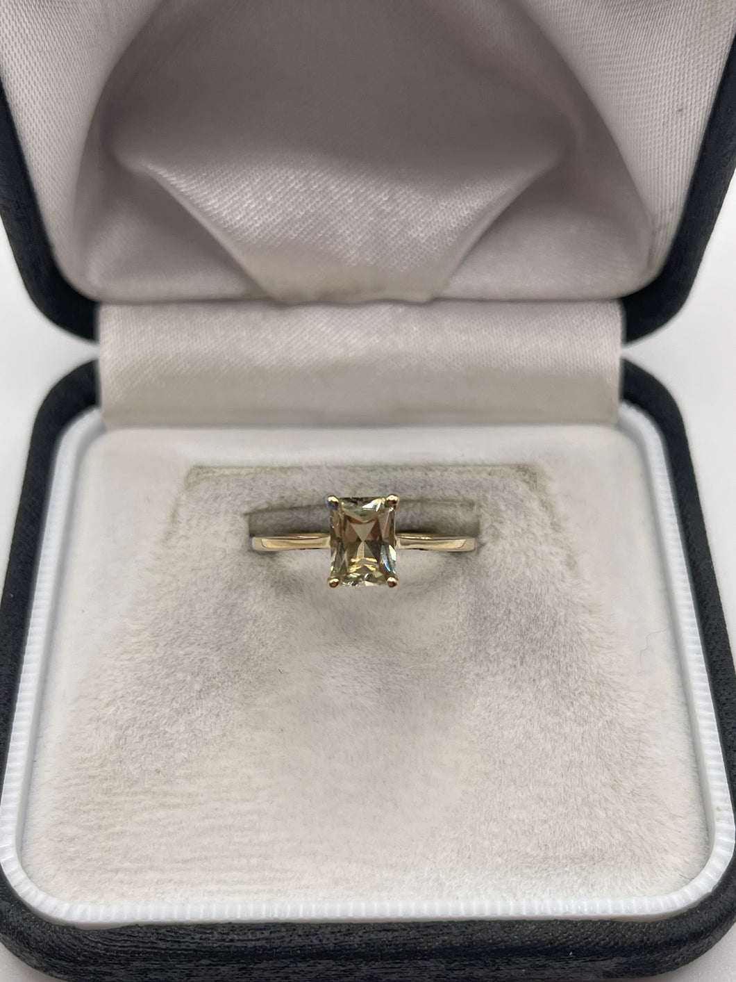 9ct gold quartz ring