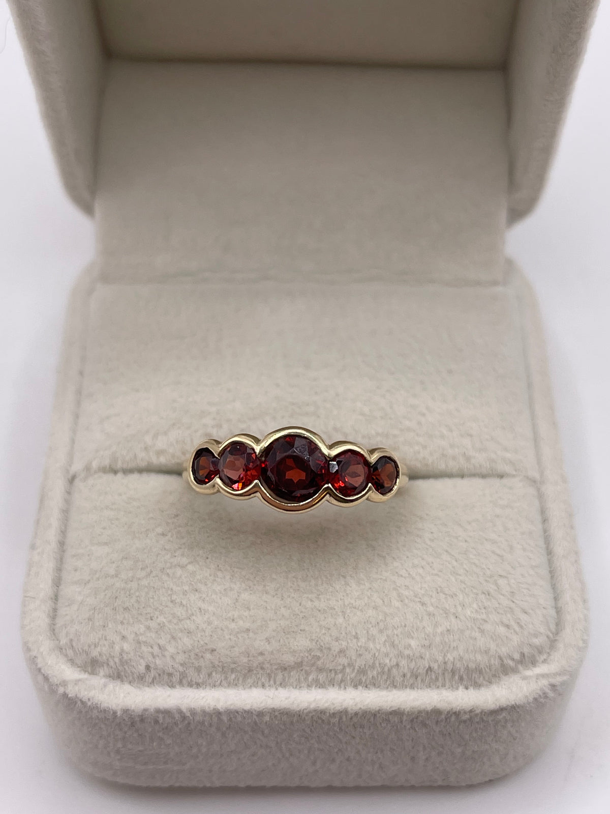 9ct gold garnet ring