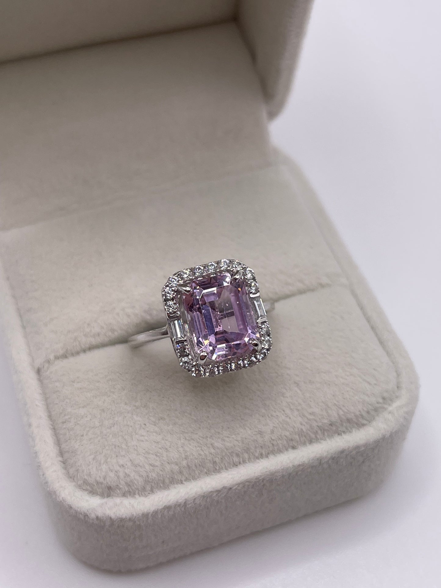 9ct white gold kunzite and zircon ring