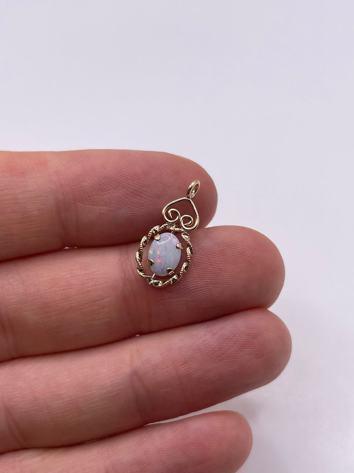 9ct gold opal pendant