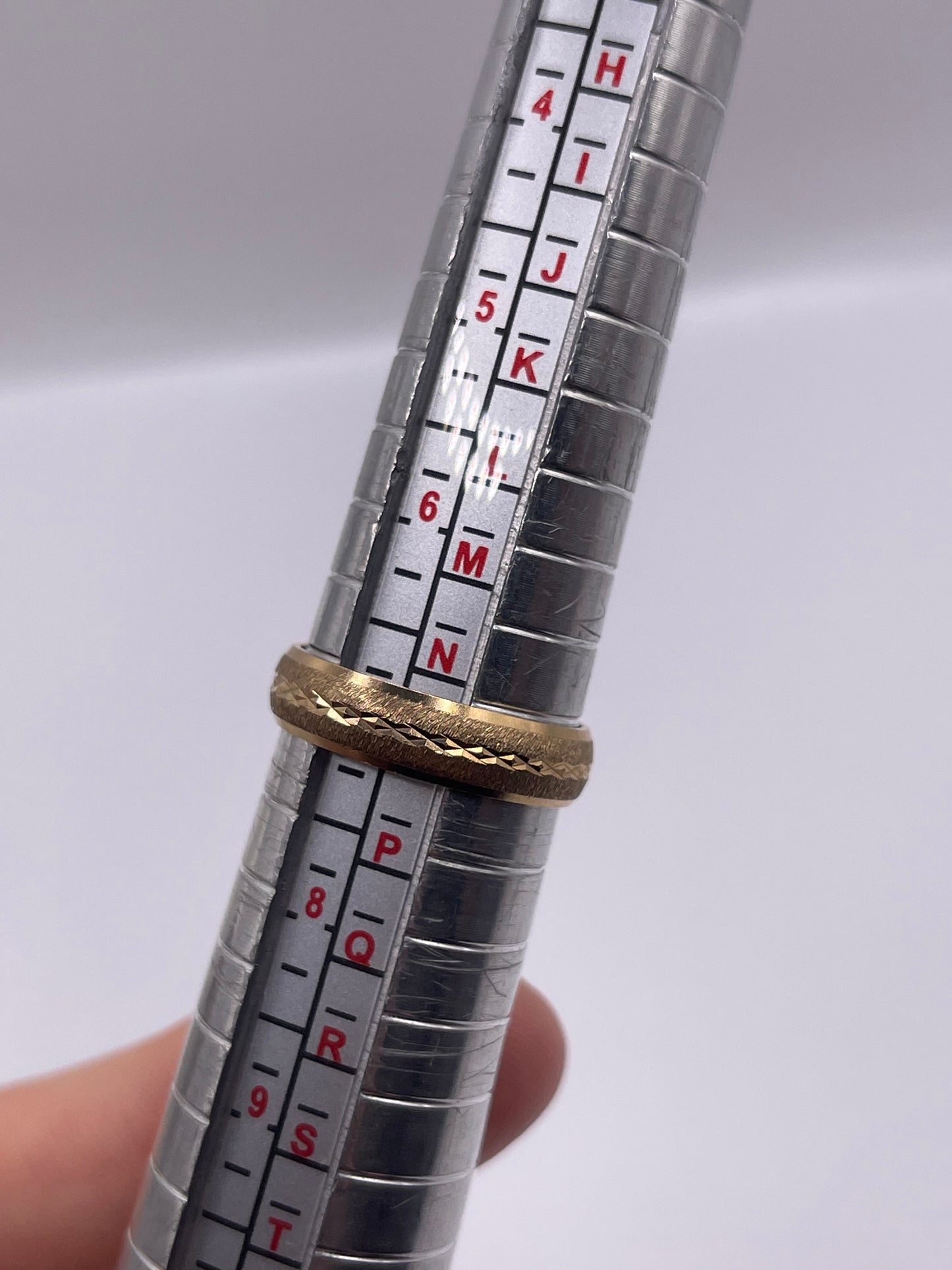 9ct gold patterned band
