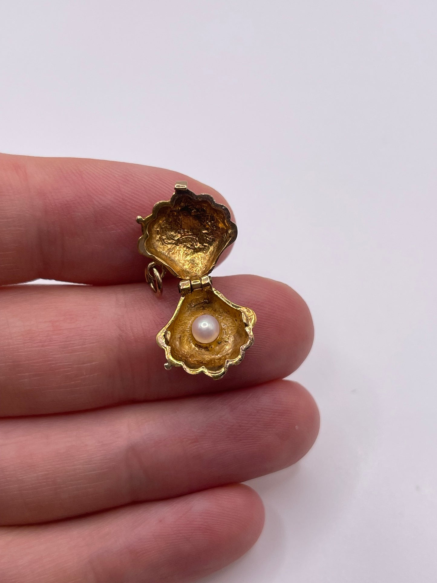 9ct gold pearl clam charm