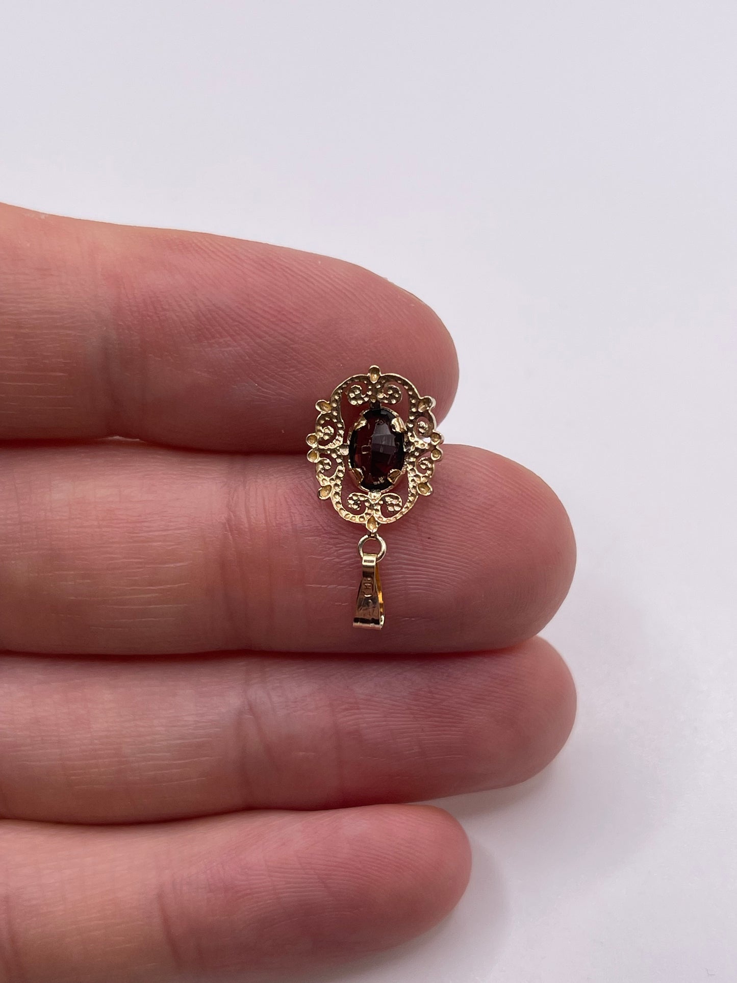 9ct gold garnet pendant