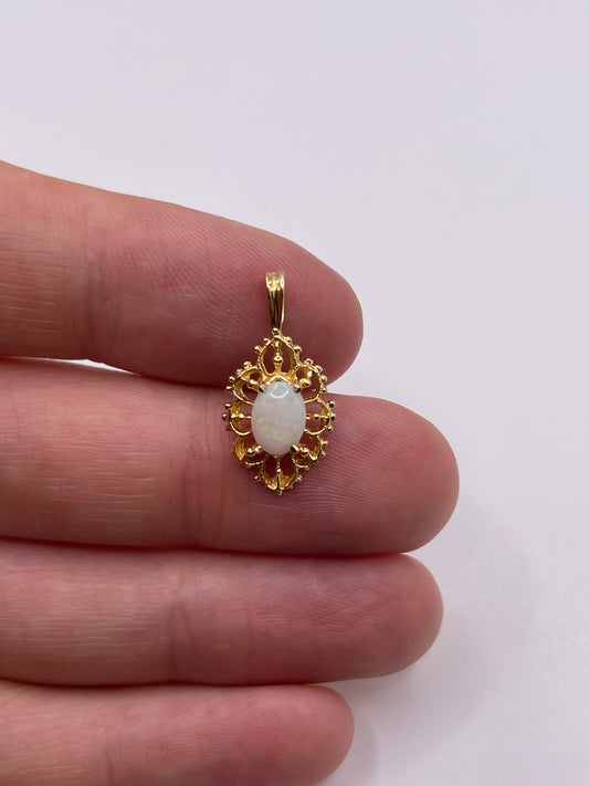 9ct gold opal pendant