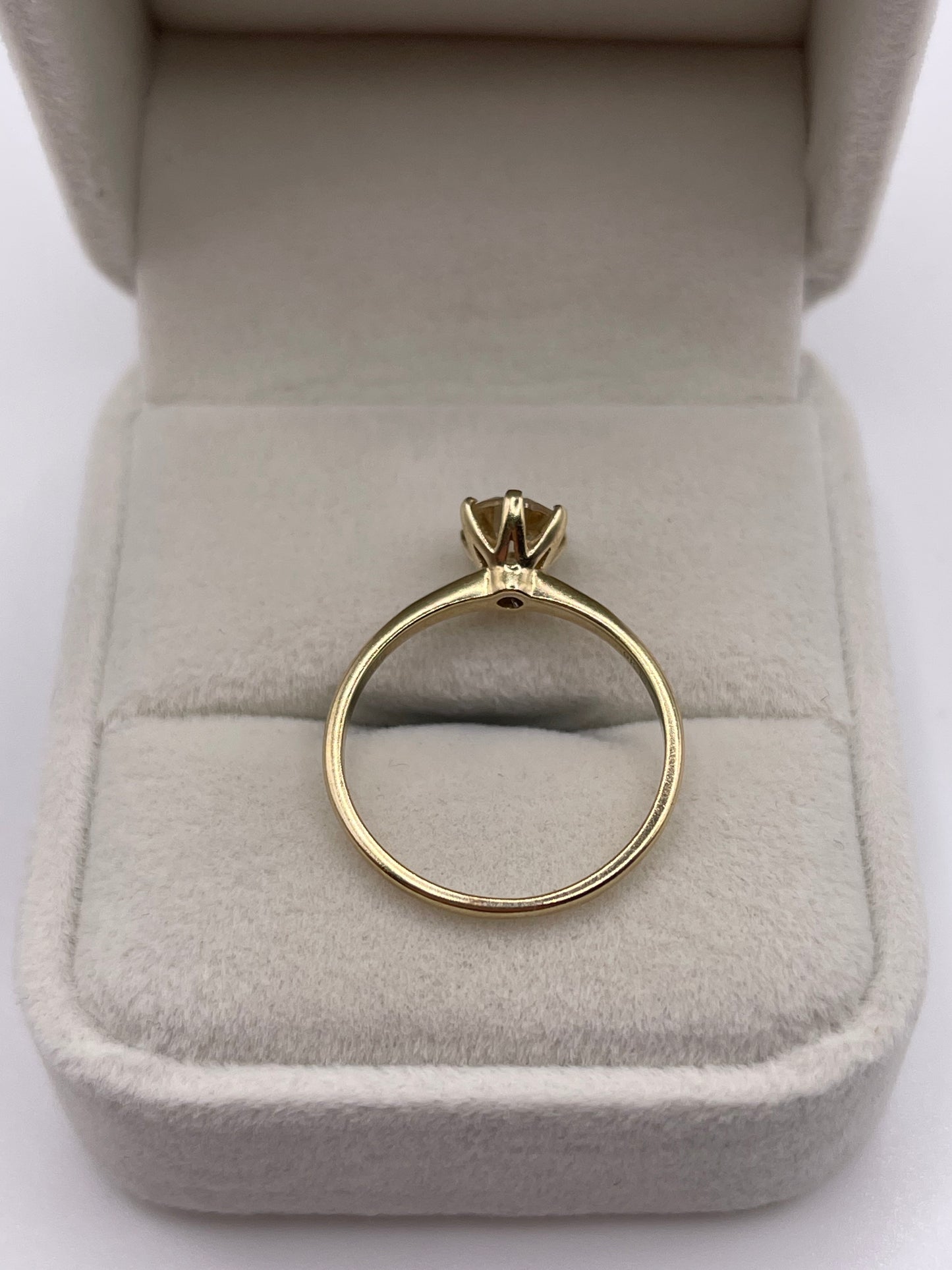 9ct gold quartz ring