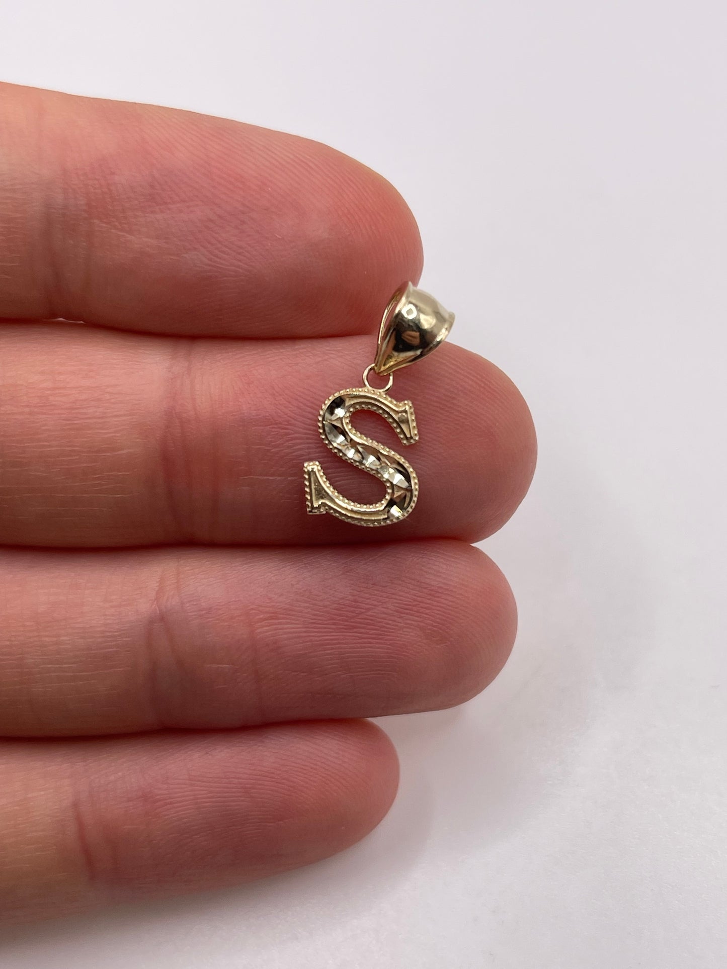 9ct gold initial S pendant