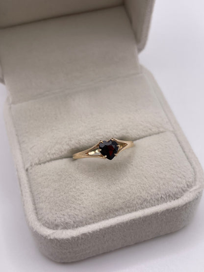 9ct gold garnet heart ring