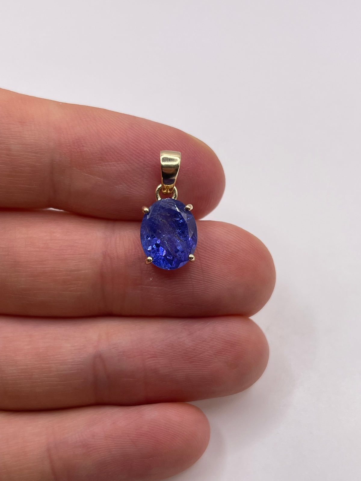 9ct gold tanzanite pendant
