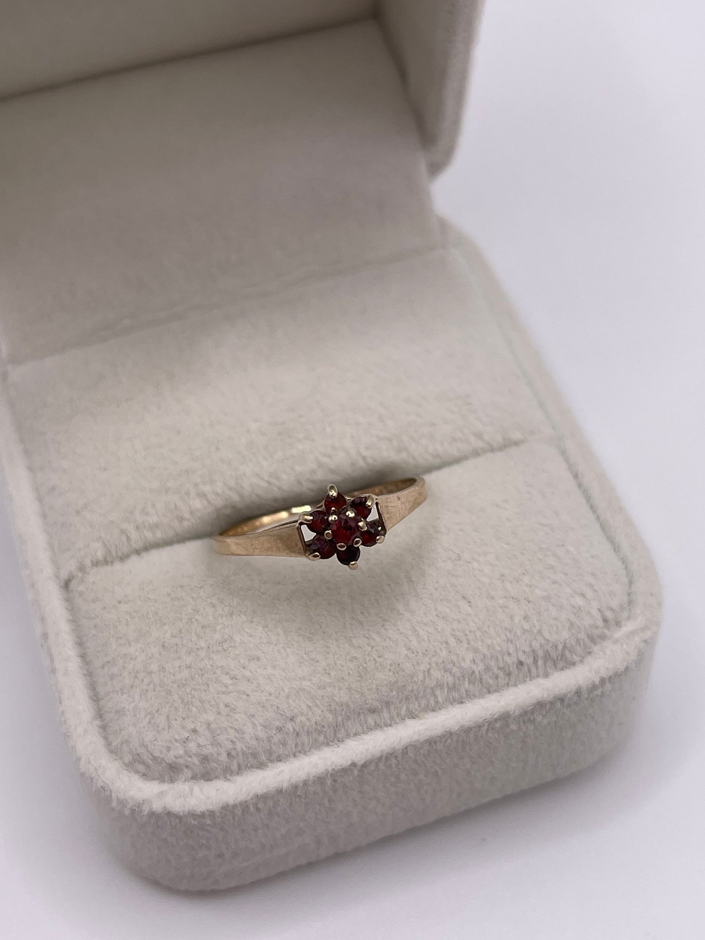 9ct gold garnet cluster ring