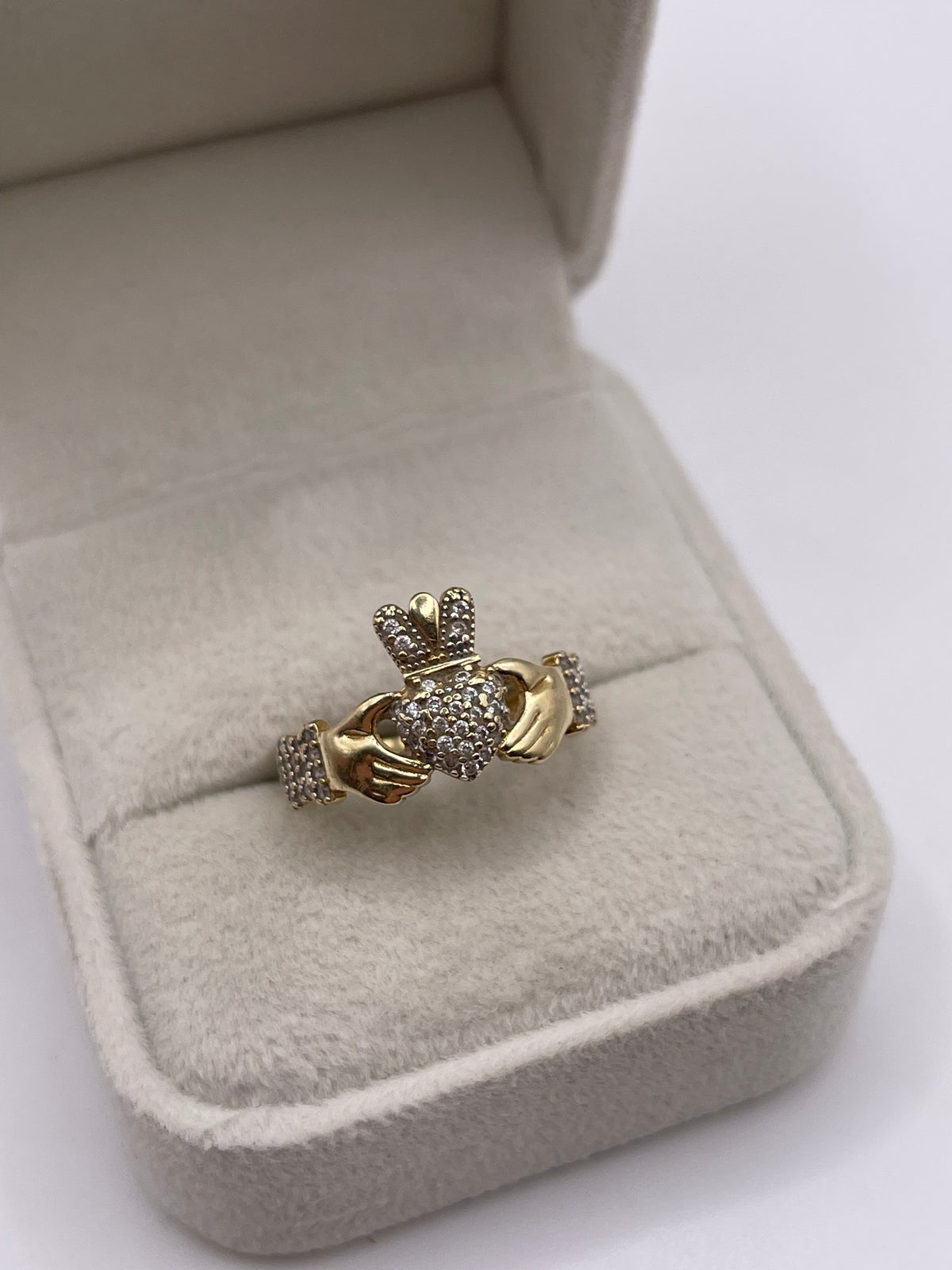 9ct gold cz claddagh ring