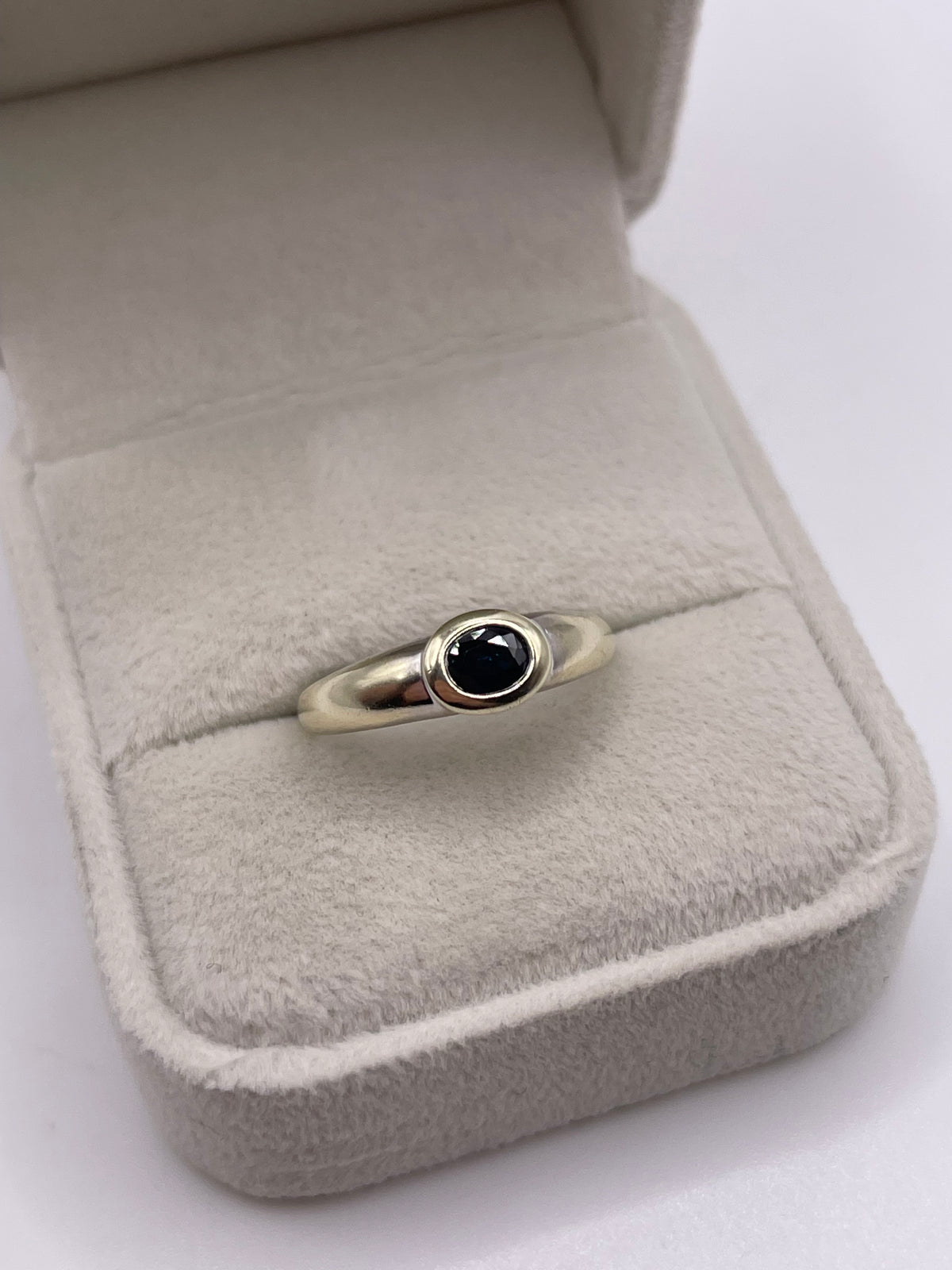 9ct gold sapphire gypsy ring