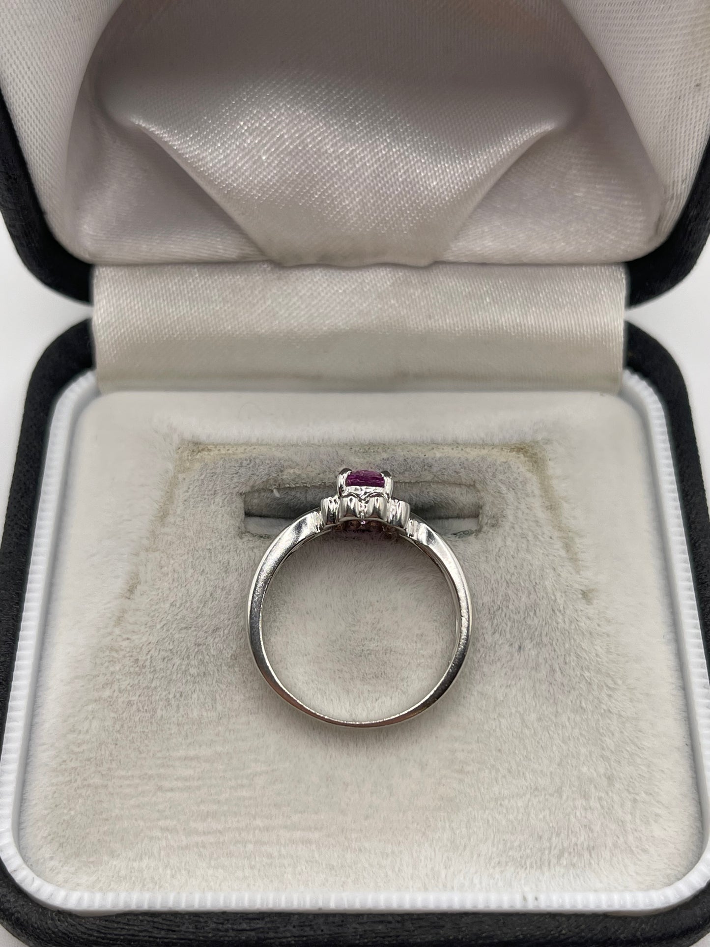 18ct white gold pink sapphire ring