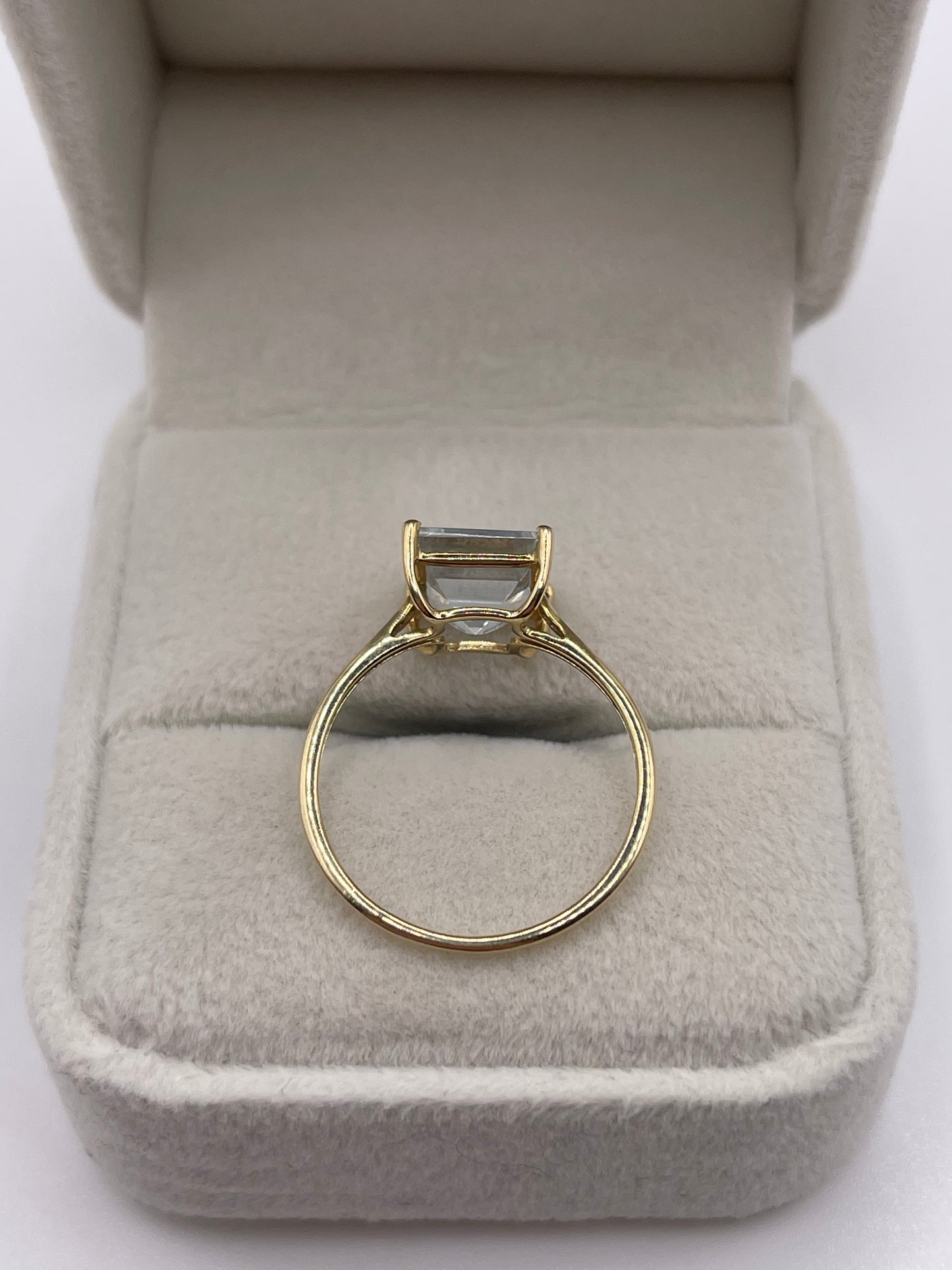 9ct gold aquamarine ring