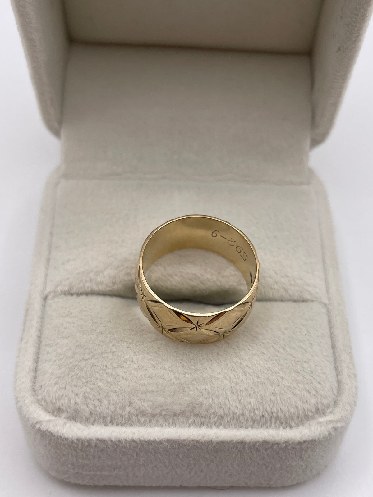 9ct gold patterned band