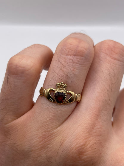 9ct gold garnet claddagh ring