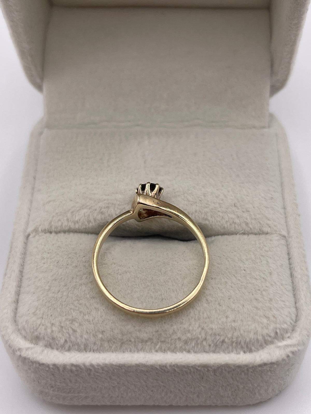 9ct gold garnet ring