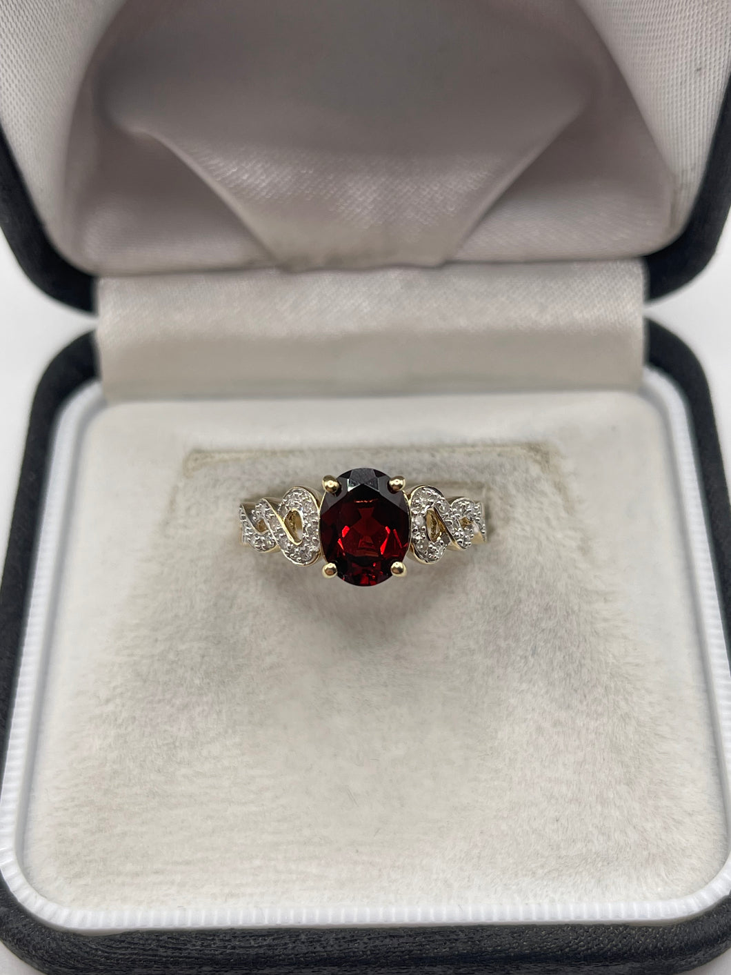 9ct gold garnet and diamond ring