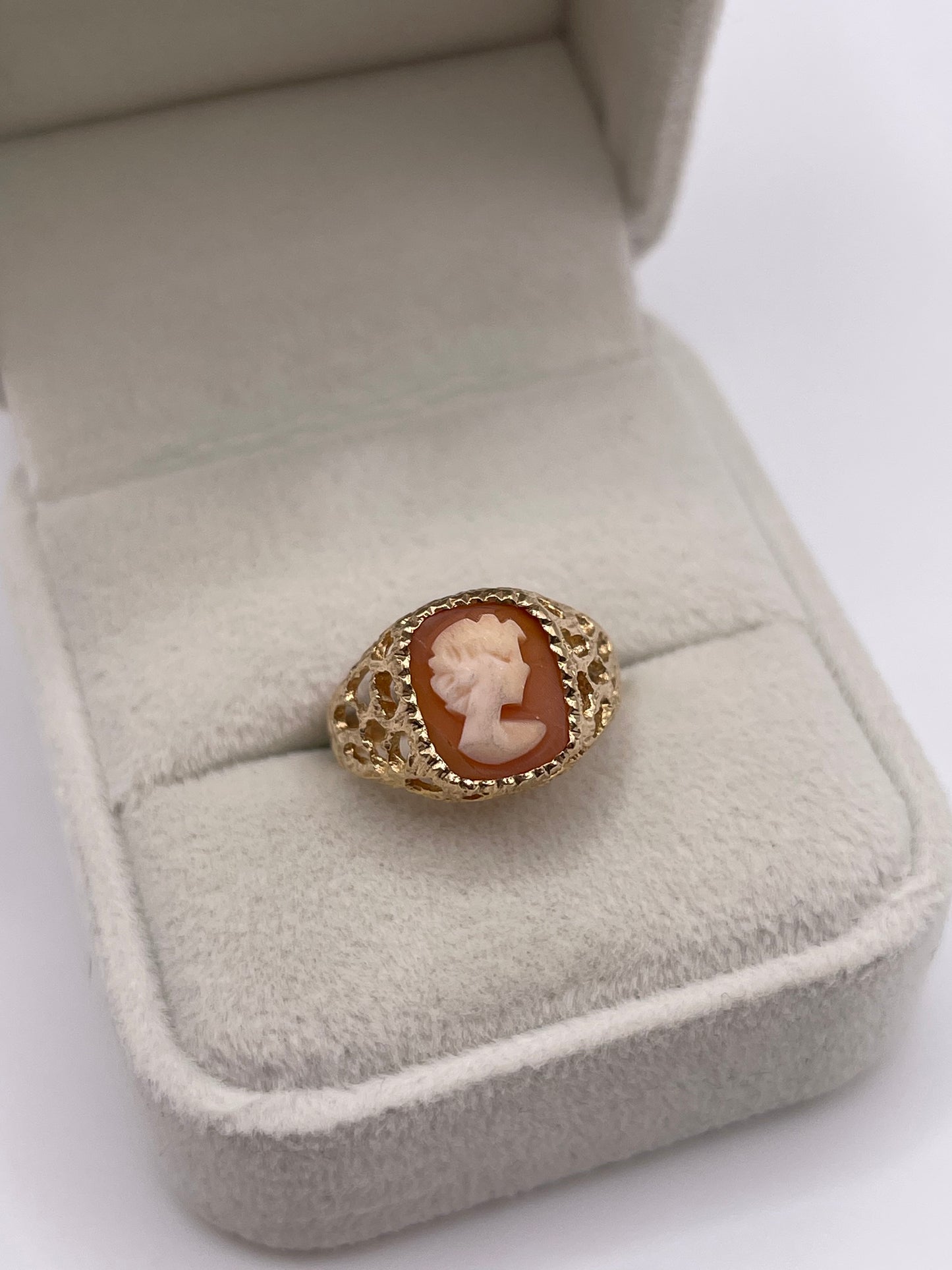 9ct gold cameo ring