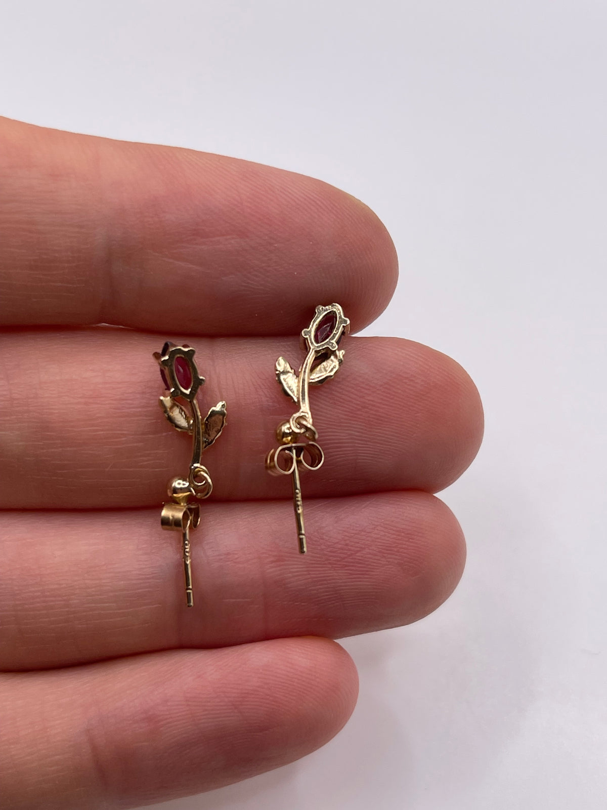 9ct gold garnet earrings