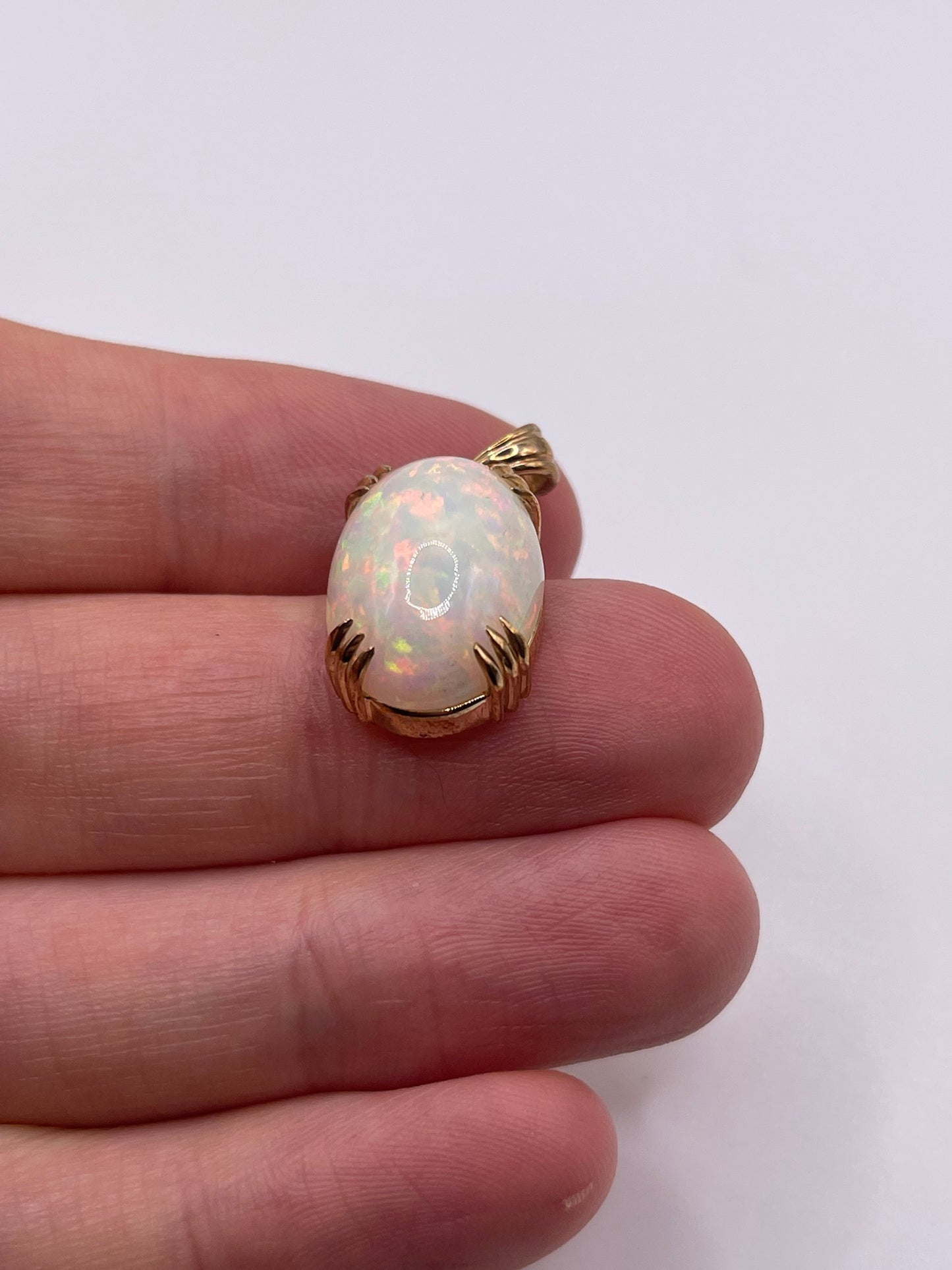 9ct gold opal pendant