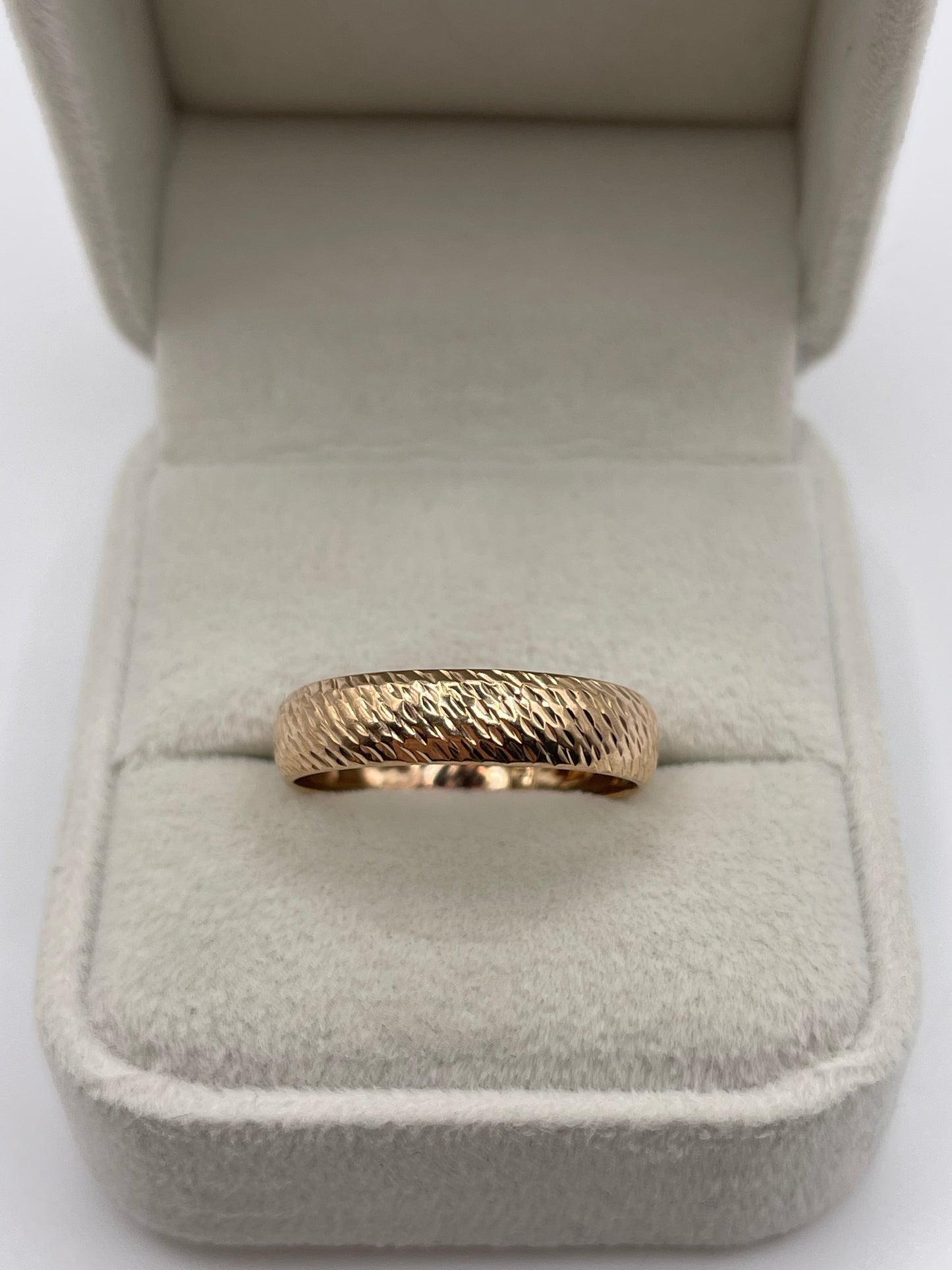 9ct gold patterned band