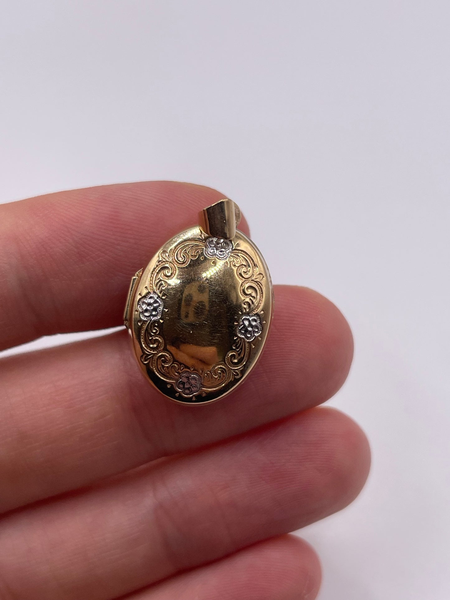 9ct gold locket pendant