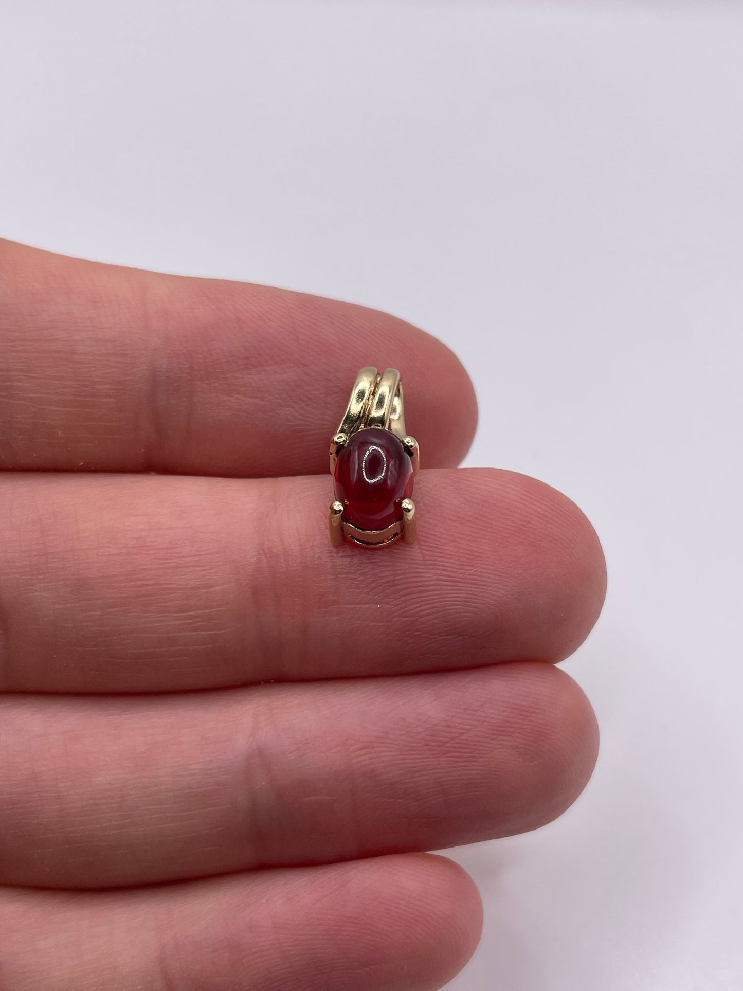9ct gold cabochon garnet pendant