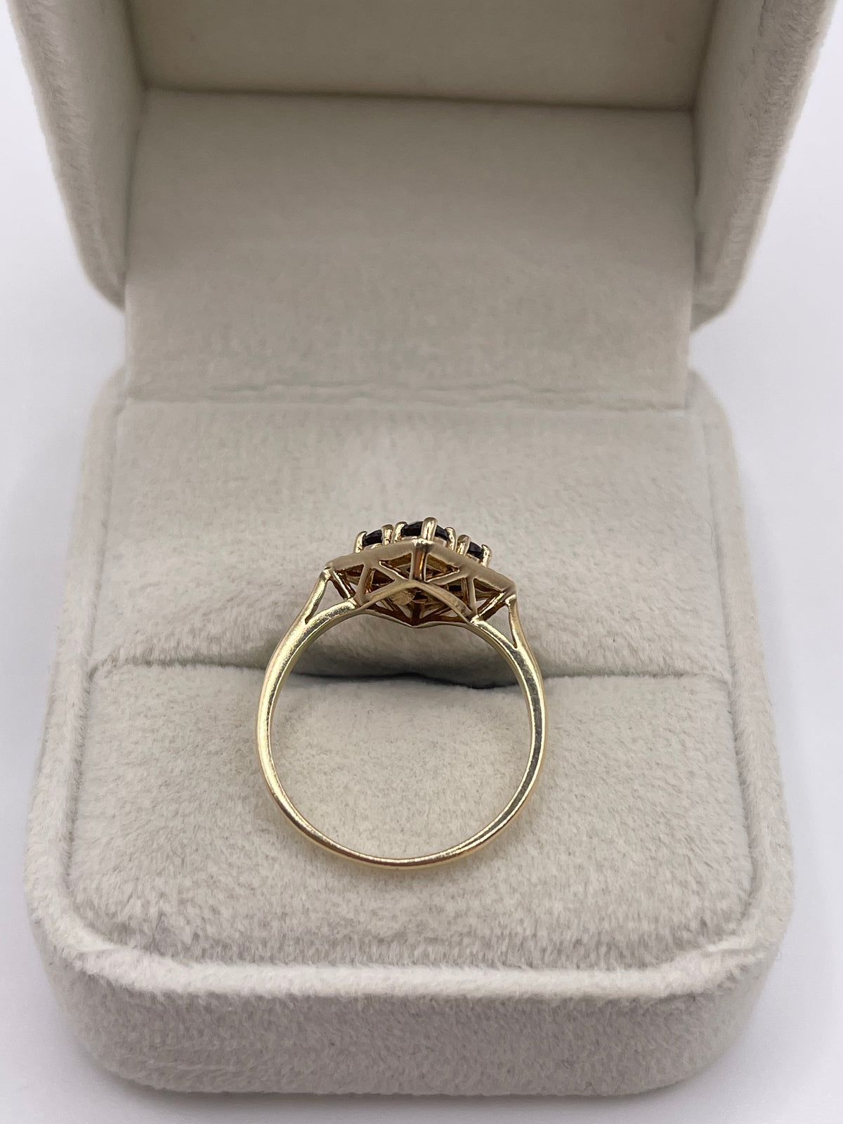 9ct gold garnet ring