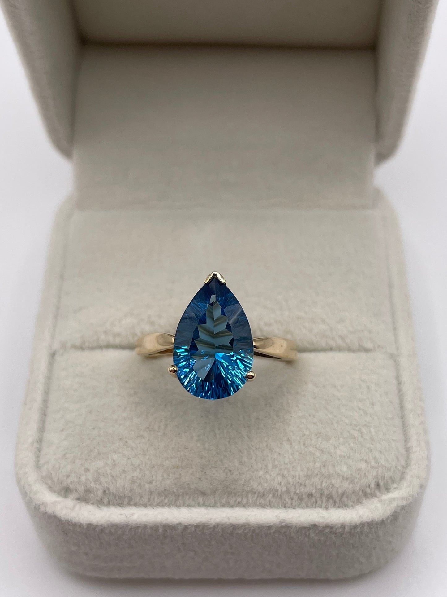 9ct gold blue topaz ring