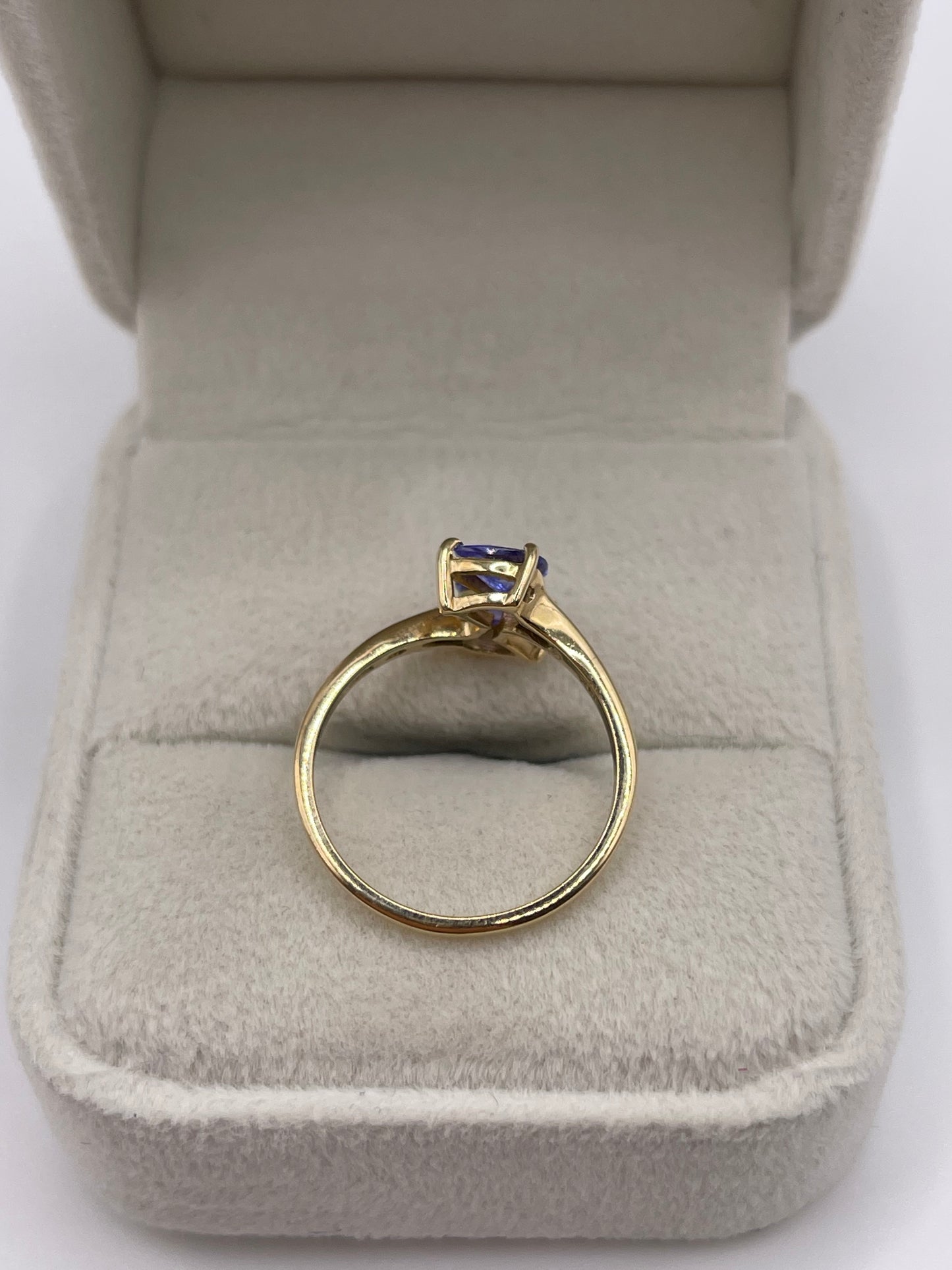 9ct gold tanzanite ring