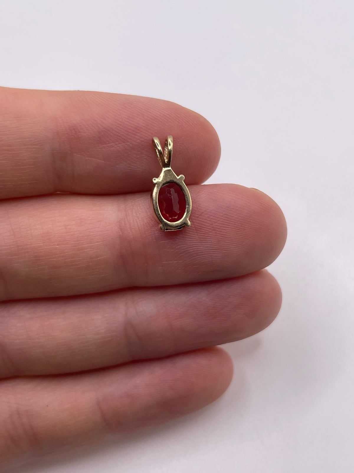 9ct gold garnet pendant