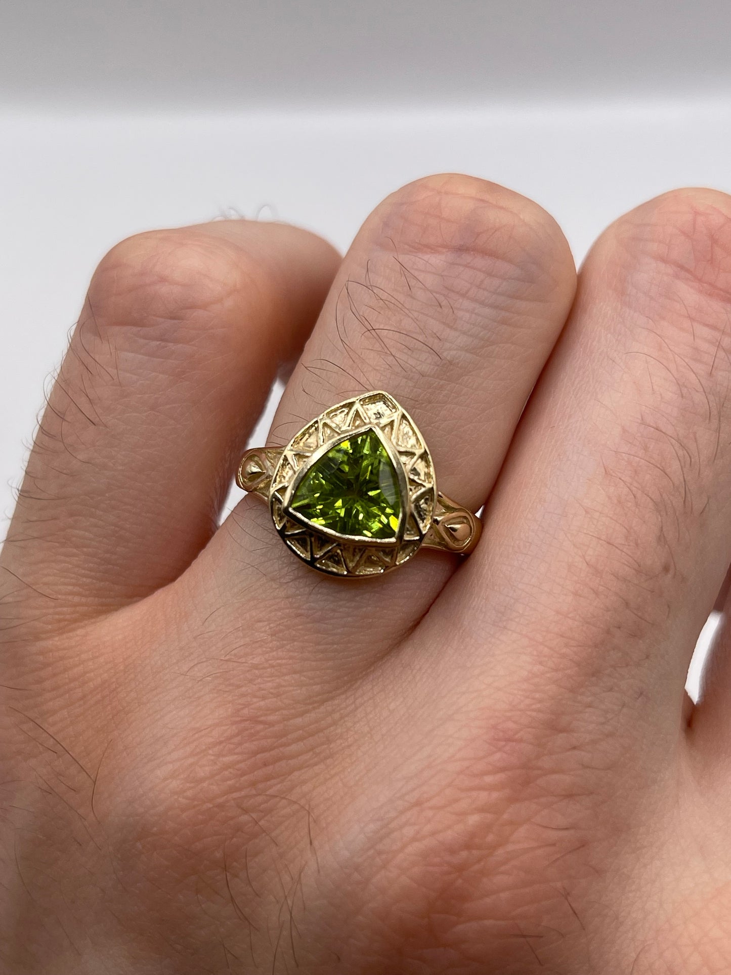 9ct gold peridot ring