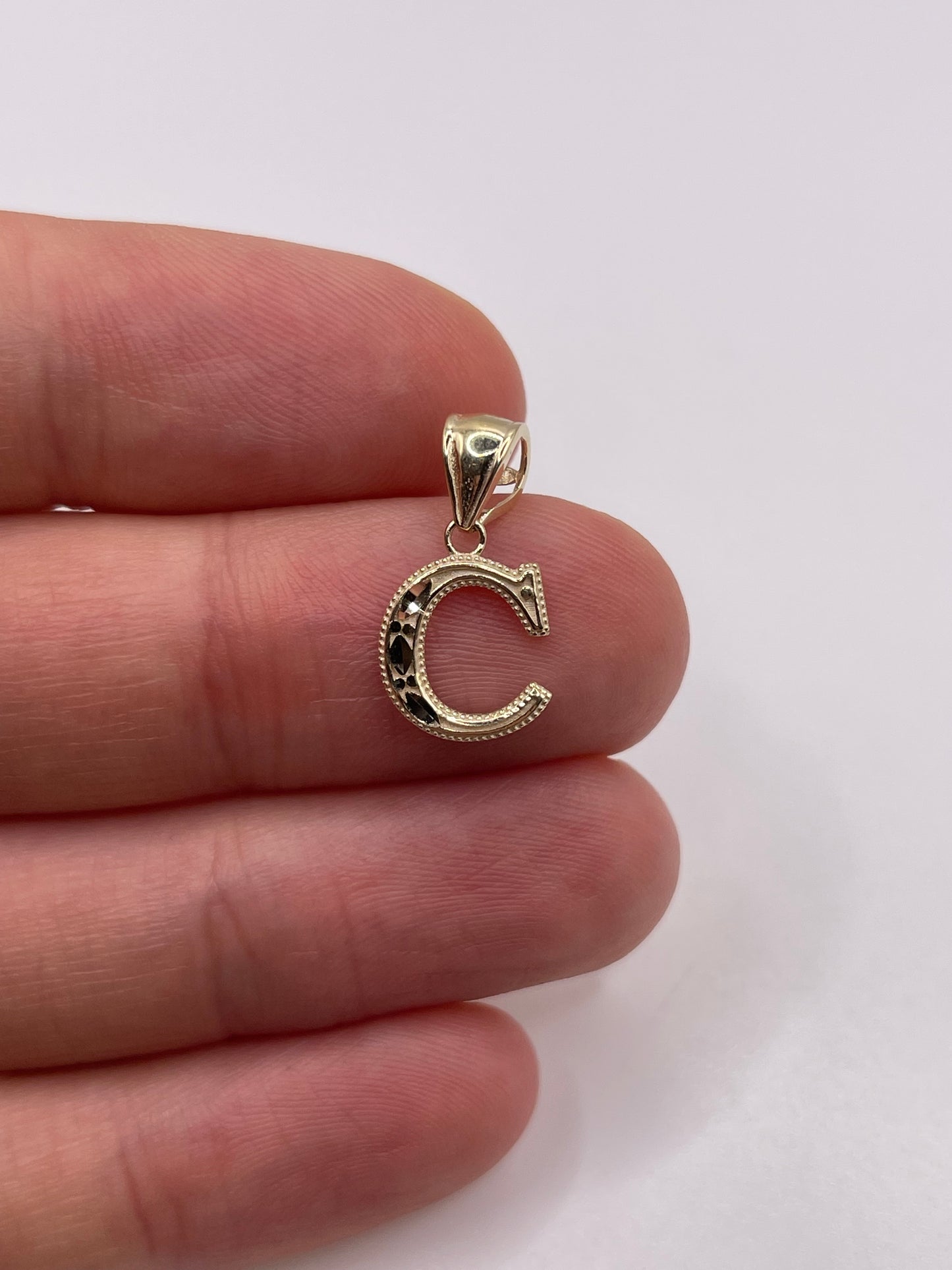 9ct gold initial C pendant