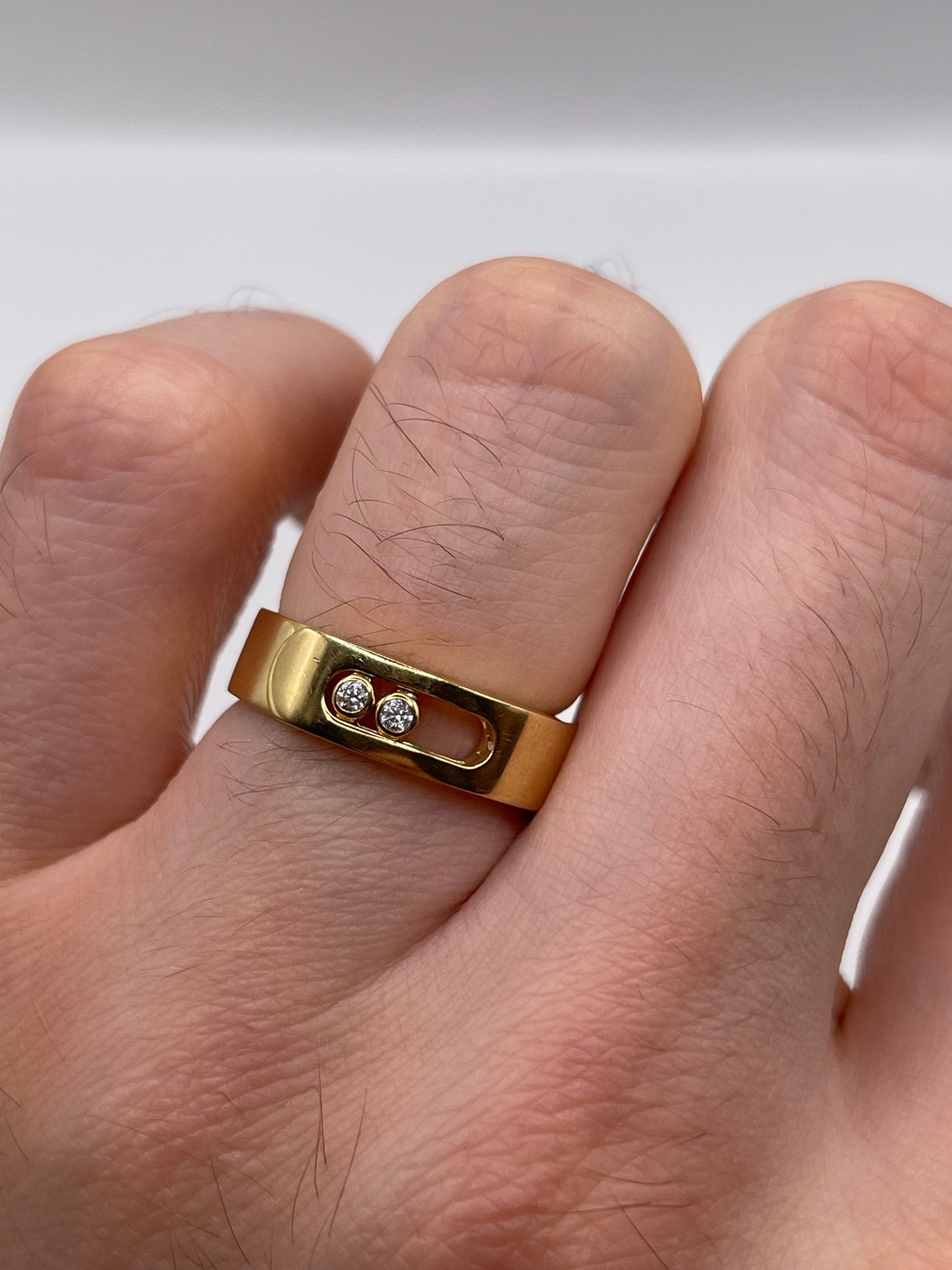 18ct gold cz moving ring