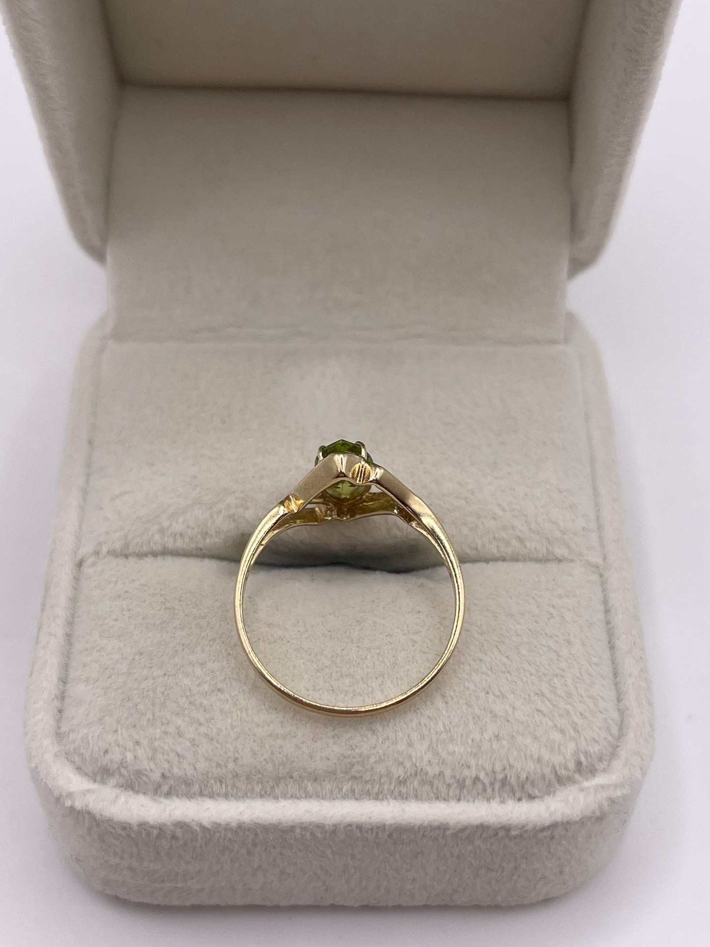 9ct gold peridot ring