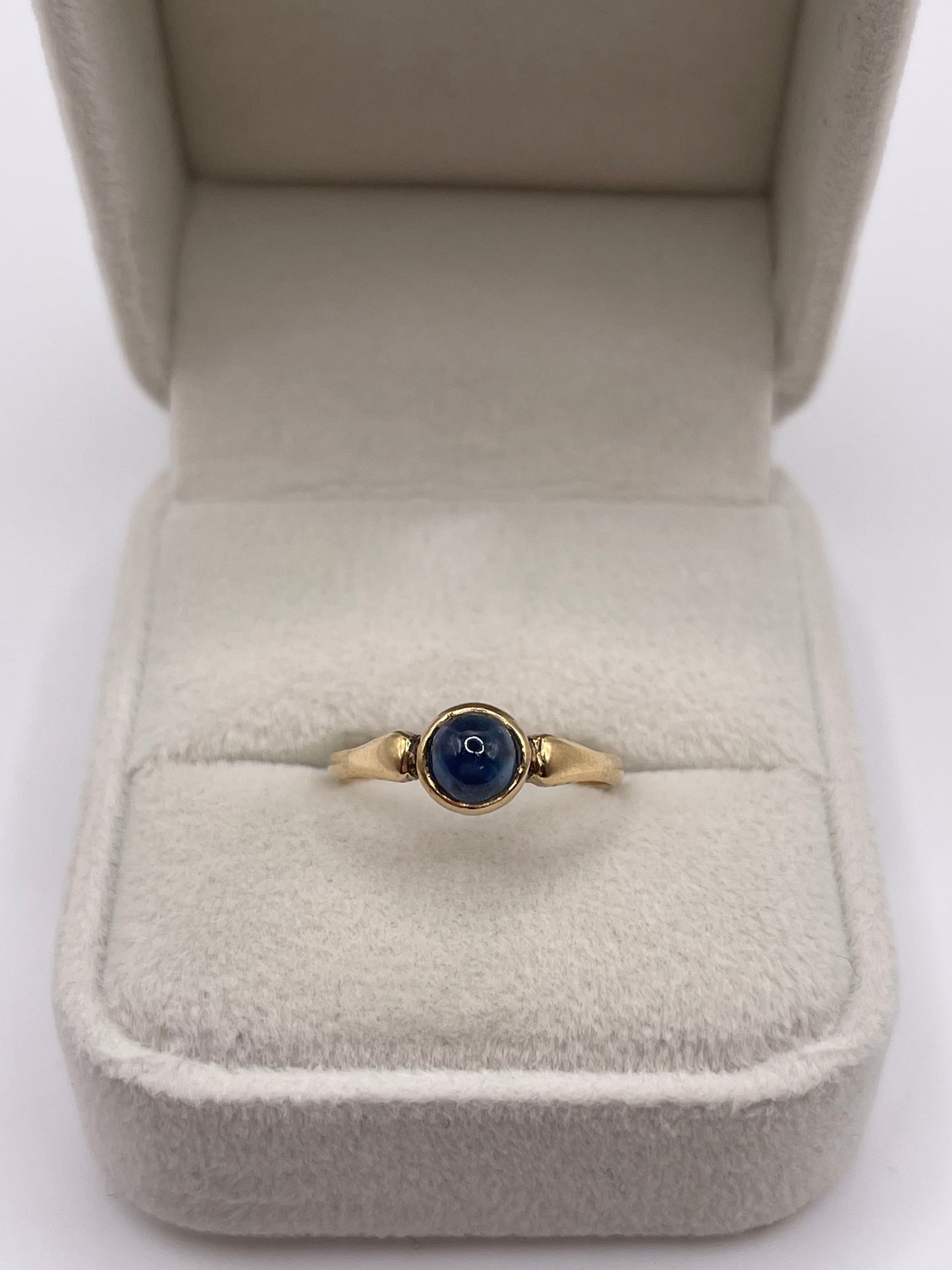 9ct gold cabochon sapphire ring