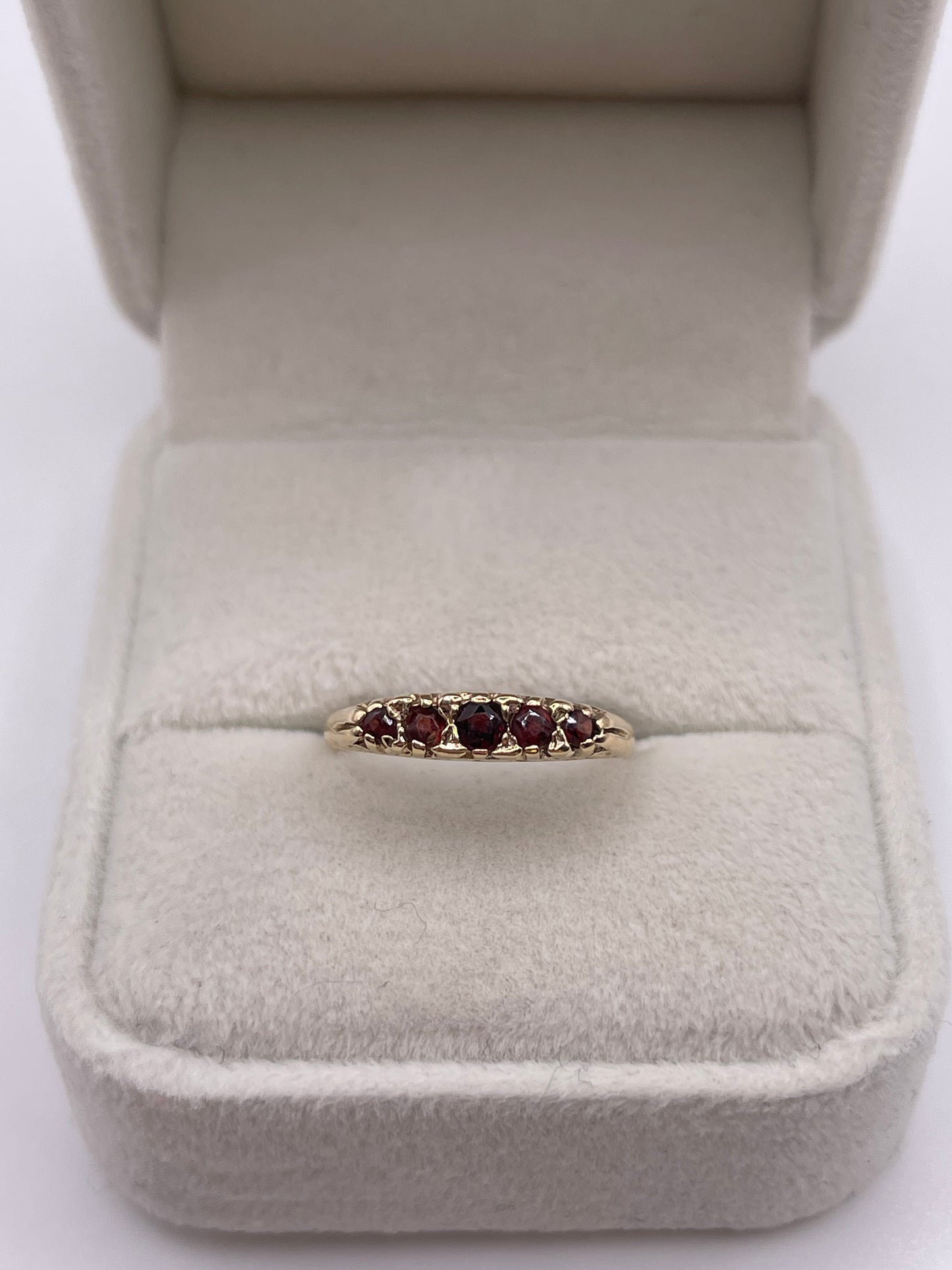 9ct gold garnet ring