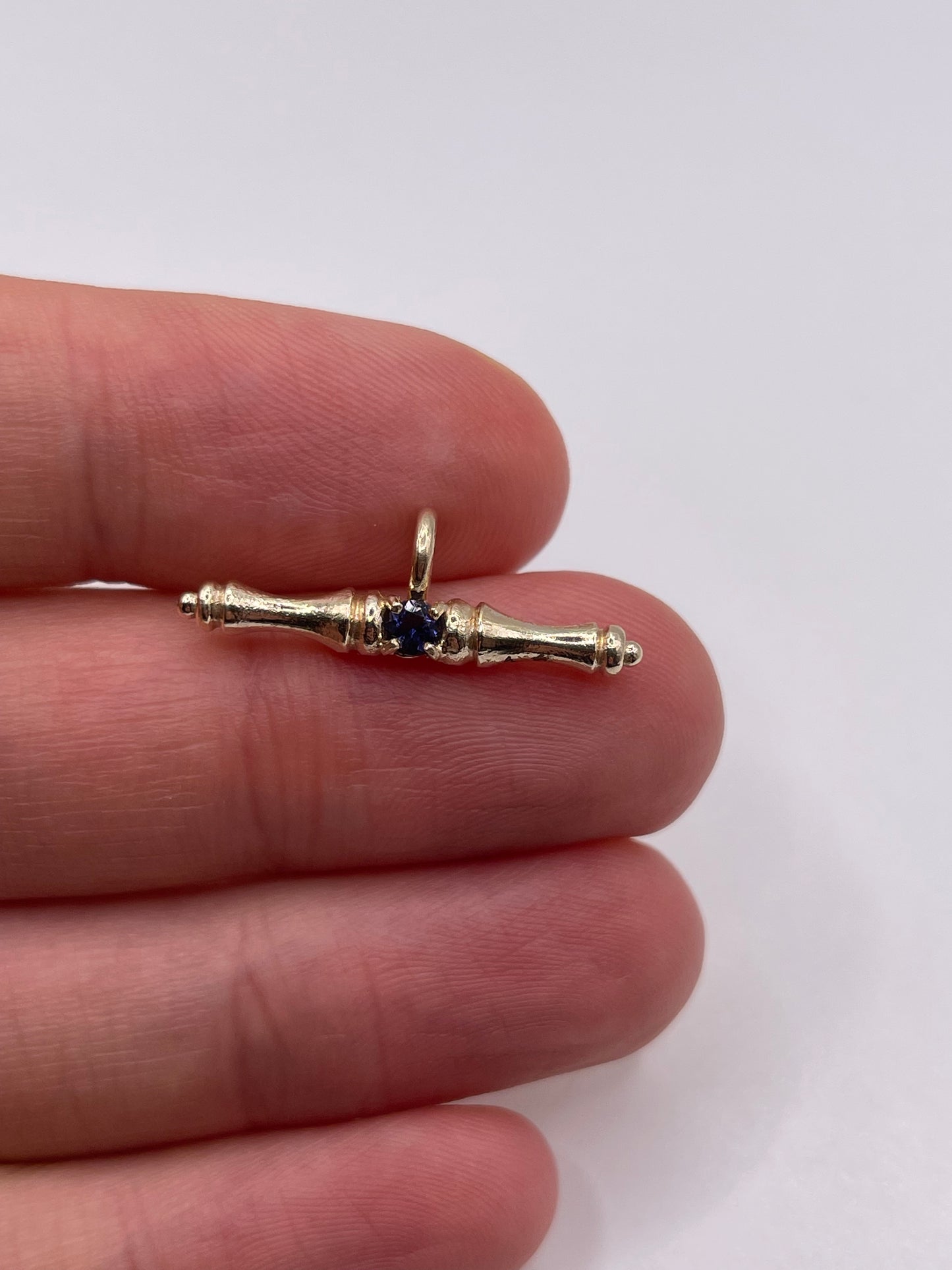 9ct gold iolite t bar pendant