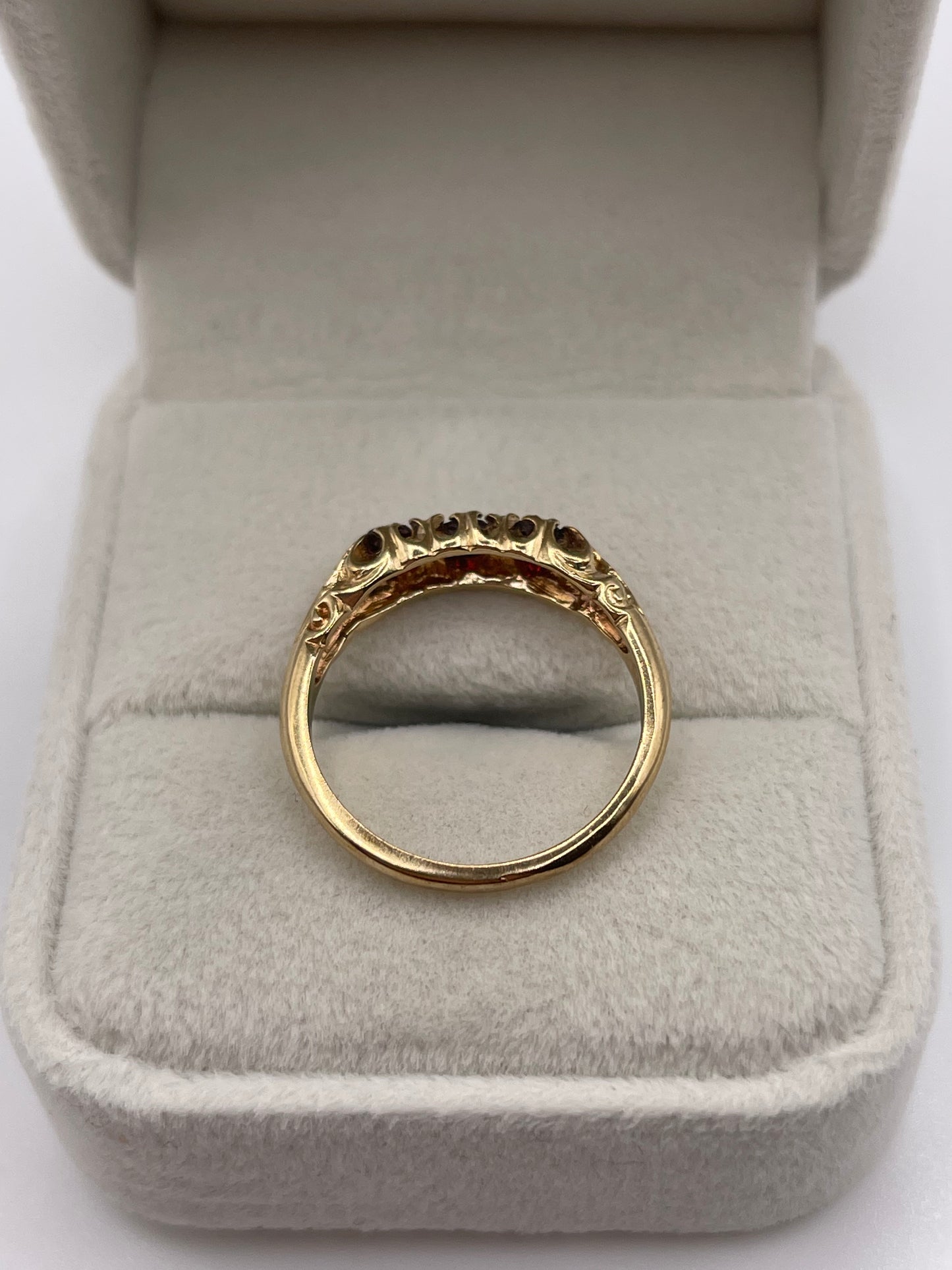 9ct gold garnet ring